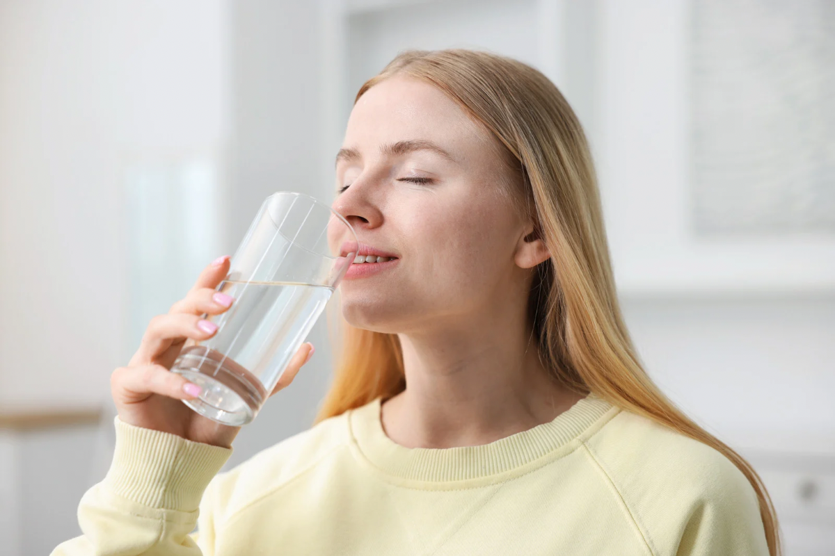 冬の水分補給を意識する女性