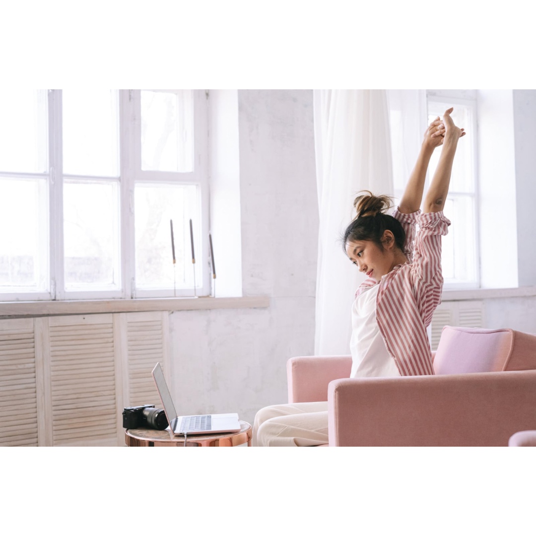 雨の日に室内でストレッチをする女性